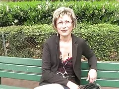Femme à lunettes porno gratuit dingue baisée sur un canapé