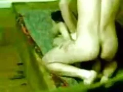 La chatte serrée xamateur d'une fille caressante