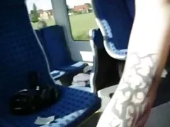 Une jeune femme mince est regardée avec son cul et remplie à ras bord video amateur de sex gratuit de sperme